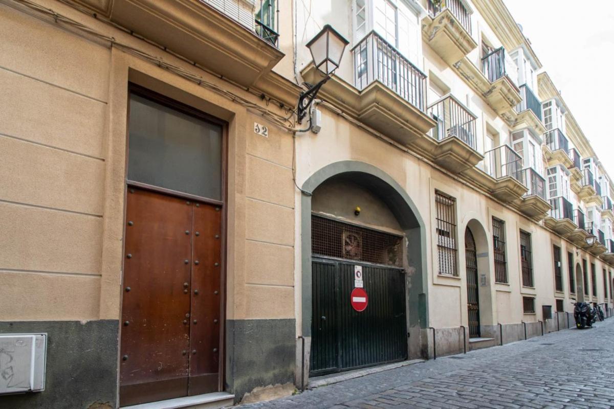 Esencia De Cadiz Entre La Vina Y El Mercado Exterior photo